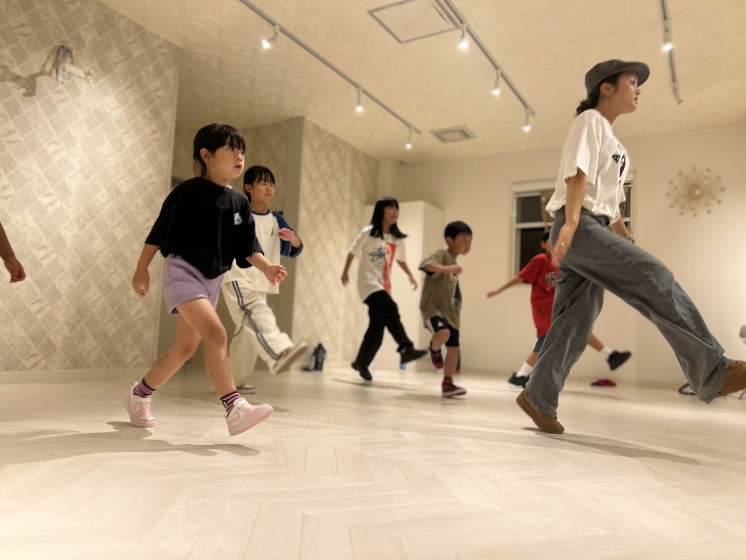 オールハンドで行うフェイシャルエステでお肌に溜まった老廃物をデトックスします
